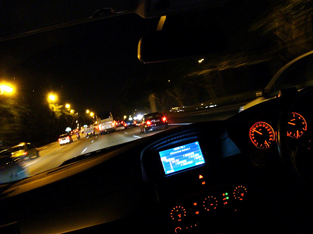 4 lưu ý khi lái xe ô tô trong khu dân cư đô thị vào ban đêm