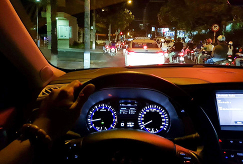 4 lưu ý khi lái xe ô tô trong khu dân cư đô thị vào ban đêm