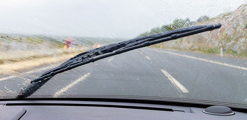 5 lỗi thường gặp ở cần gạt nước mưa xe ô tô