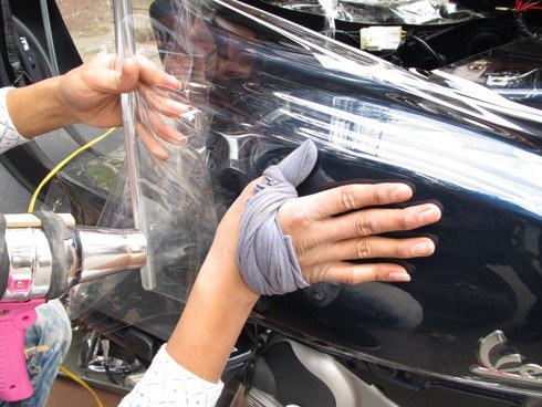 Giá dán decal keo trong chống trầy xước bảo vệ xe hơi ô tô rẻ tphcm