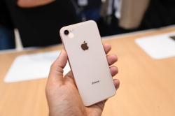 Video trên tay mô hình iPhone 8 Pro đầu tiên giá trên 10000 USD Báo Dân trí